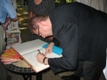 Predseda Kultúrnej komisie Starého Mesta Sven Šovčík pri podpise do kroniky